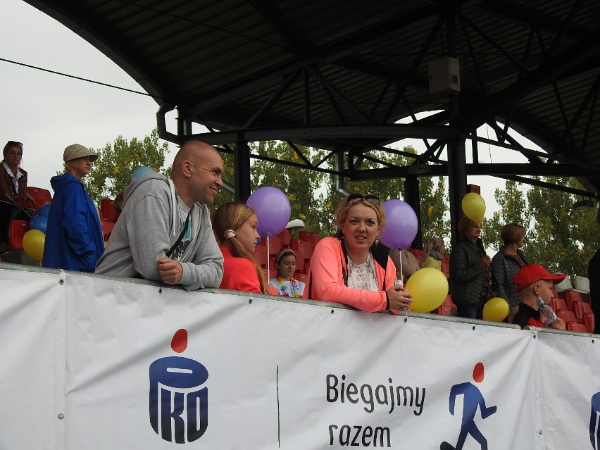 Łomża. 4. edycja PKO Bieg Charytatywny na stadionie. Pomagali z każdym krokiem i pokonywali rekordy [ZDJĘCIA, WIDEO]