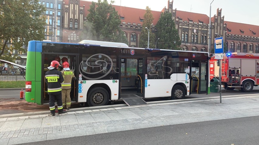 Szczecin. Autobus dał niezłą plamę na przystanku 