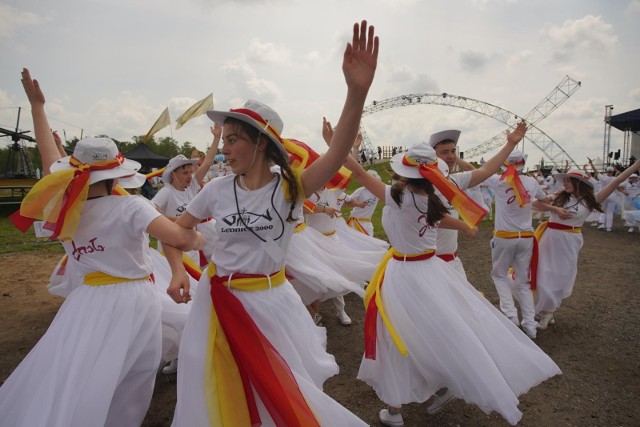 Pola Lednickie będą puste podczas jubileuszowego XXV Spotkania Młodych Lednica 2000. Podobnie jak w ubiegłym roku spotkanie odbędzie się w internecie. Wydarzenie odbędzie się w sobotę, 5 czerwca i będzie można je śledzić za pośrednictwem platformy YouTube.