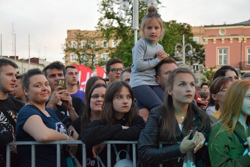 Częstochowa: Natalia Nykiel wystąpiła na dachu autobusu Red...