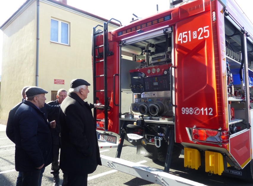 Kolbuszowscy strażacy mają nowy samochód ratowniczo-gaśniczy. Kosztował ponad milion złotych