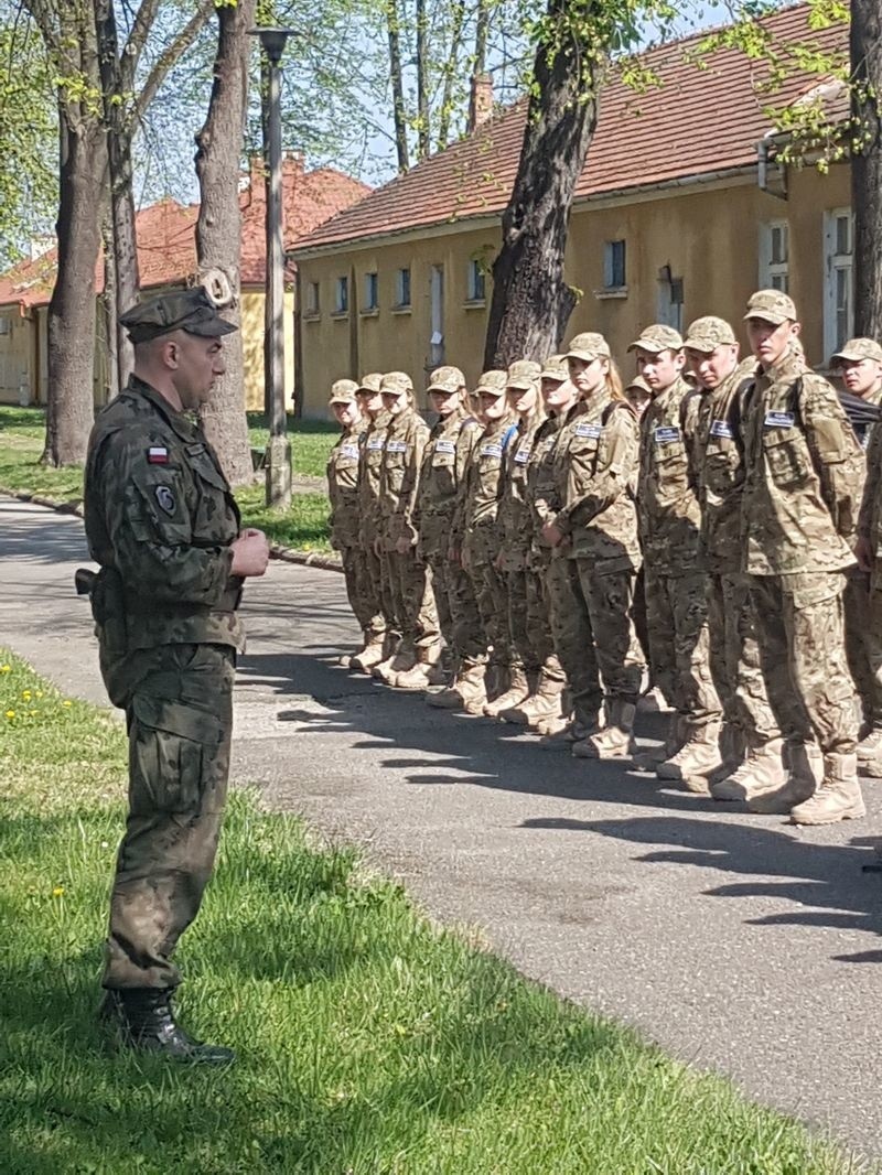 Młodzież ucząca się w klasach mundurowych ZS nr1 w Opatowie...