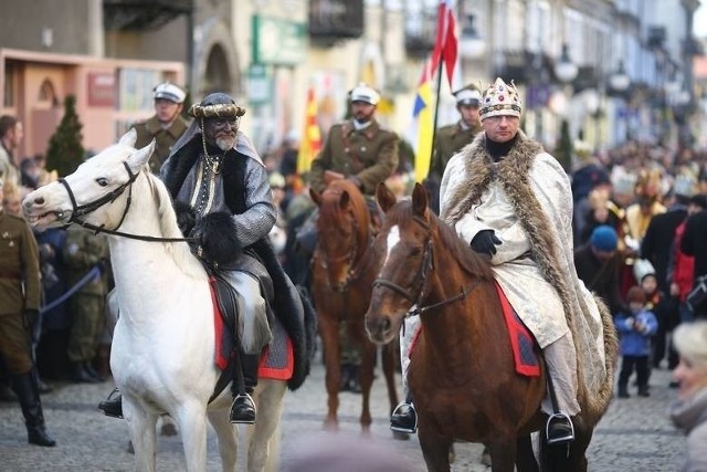 Barwne korowody przechodzą ulicami miast podczas Orszaku Trzech Króli.