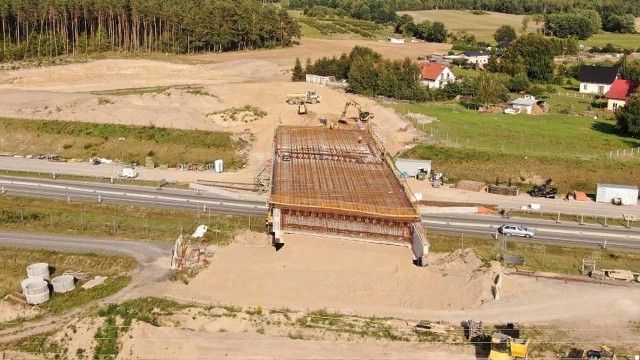 Widok na wiadukt łącznika obwodnicy Szczecinka wraz z całą trasą na Sitno