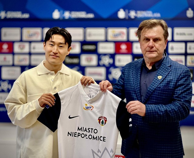 Lee Jin-hyun i dyrektor sportowy Puszczy Roman Koroza. Koreański piłkarz będzie występował w koszulce z numerem 6