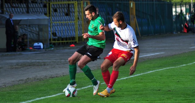 Pomocnik Stali Stalowa Wola, Przemysław Oziębała (z piłką) miał w środowym meczu z Błękitnymi okazję do strzelenia gola. Jednak ją zmarnował.