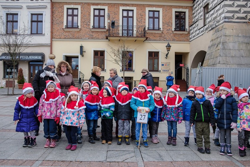 Tarnowskie przedszkolaki przystroiły choinki pod Ratuszem [ZDJĘCIA]