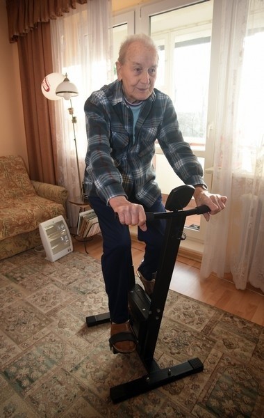 Czesław Makowski codziennie notuje, ile kilometrów przejechał na swoim rowerze.