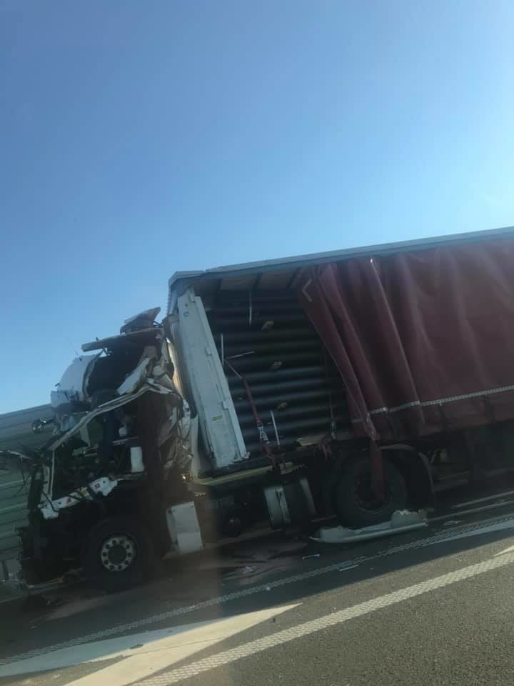 Łyski. Wypadek na DK 8. Zderzenie dwóch samochodów ciężarowych. Jedna osoba ranna [ZDJĘCIA]