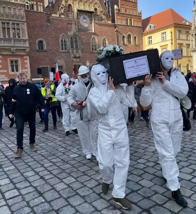 Protest #otwieraMY i pogrzeb służby zdrowia we Wrocławiu