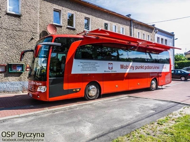 Ambulans z Regionalnego Centrum Krwiodawstwa i Krwiolecznictwa z Opola stał remizy OSP Byczyna.