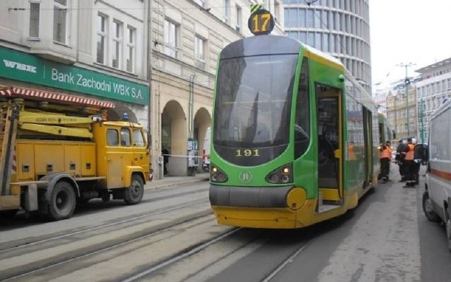 W piątek o godz. 9.00 wstrzymany został ruch tramwajów w centrum Poznania. Koło Okrąglaka, na dachu Zespołu Szkół Komunikacji, straż pożarna usuwa skutki czwartkowej wichury. W związku z tym innymi trasami jeździ aż 8 linii! Aktualizacja - godz. 10.00: Wszystkie tramwaje stopniowo wracają na swoje trasy.Przejdź do kolejnego slajdu --->Źródło: TVN Meteo/x-news.pl
