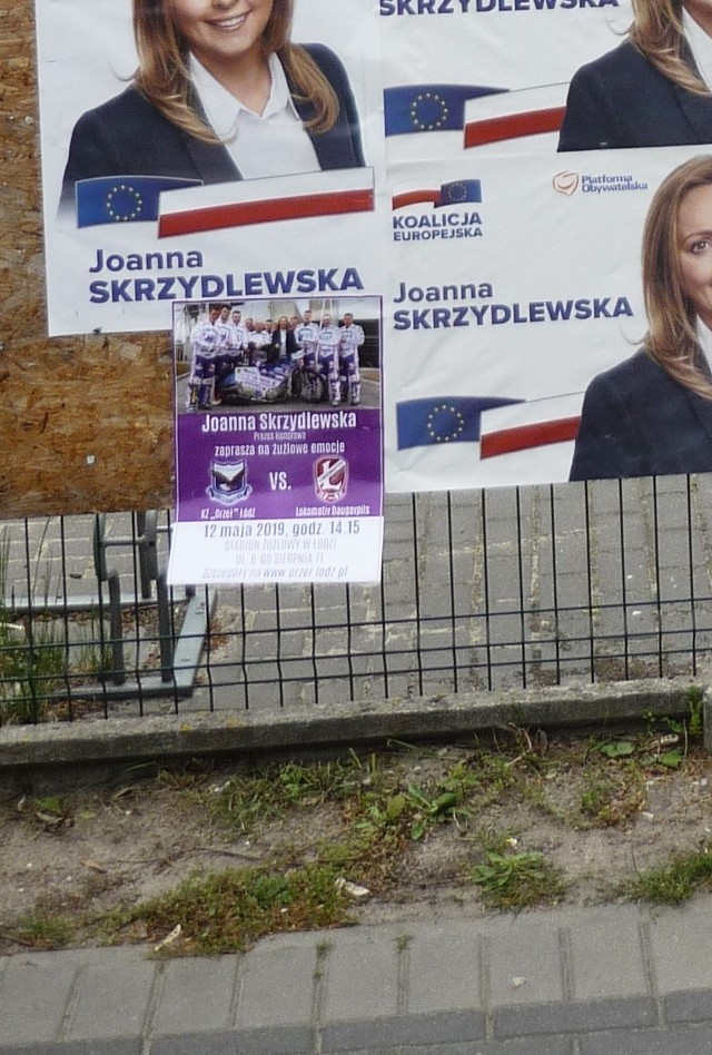 Plakaty wyborcze Joanny Skrzydlewskiej (KE) zawieszone na płocie szkoły w Lutomiersku oburzyły wyborców innych partii. Sztab Skrzydlewskiej zapewnia, że to nie jej wolontariusze je wieszali.CZYTAJ DALEJ NA NASTĘPNYM SLAJDZIE