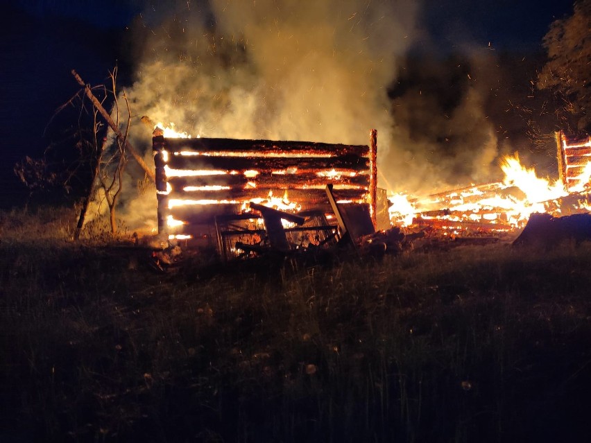 Pogwizdów koło Bochni. Kilkudziesięciu strażaków walczyło z pożarem stodoły. W drodze na akcje na podmokłym terenie ugrzązł wóz strażacki 