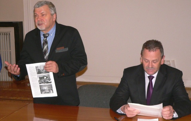 Konferencję prowadził dyrektor buskiego Powiatowego Centrum Pomocy Rodzinie, Andrzej Smulczyński (z lewej, obok starosta Jerzy Kolarz).