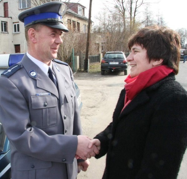 Wójt Barbara Zając przekaże 10 tys. zł na patrole dla policji. Na zdjęciu z Aleksandrem Puszczewiczem, kierownikiem posterunku w Pokoju.