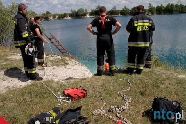 Wszystko rozegrało się w czwartowy wieczór nad kąpieliskiem Silesia przy ul. Luboszyckiej w Opolu. Na leżący na dnie wrak fiata uno natknęli się kąpiący się w kamionce opolanie.