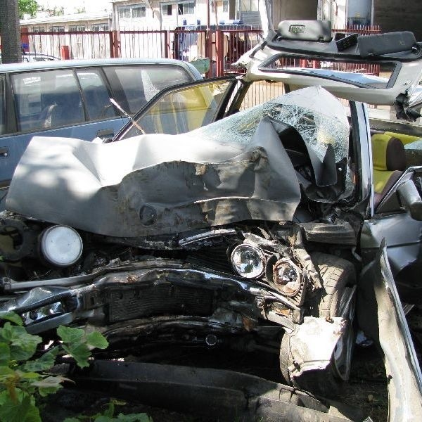 BMW zniszczone w wypadku na trasie Lomza - Bialystok
