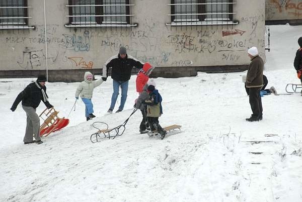 Zima w Bialymstoku. Dzieci mogly wyjśc na sanki, dorośli - wyjśc razem z dziecmi