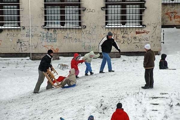 Zima w Bialymstoku. Dzieci mogly wyjśc na sanki, dorośli -...