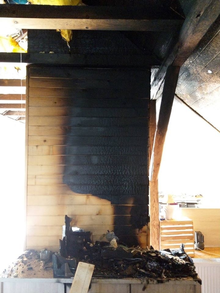 Pożar w Bolechowicach. Paliło się poddasze domu jednorodzinnego. Jedna mieszkanka była poszkodowana