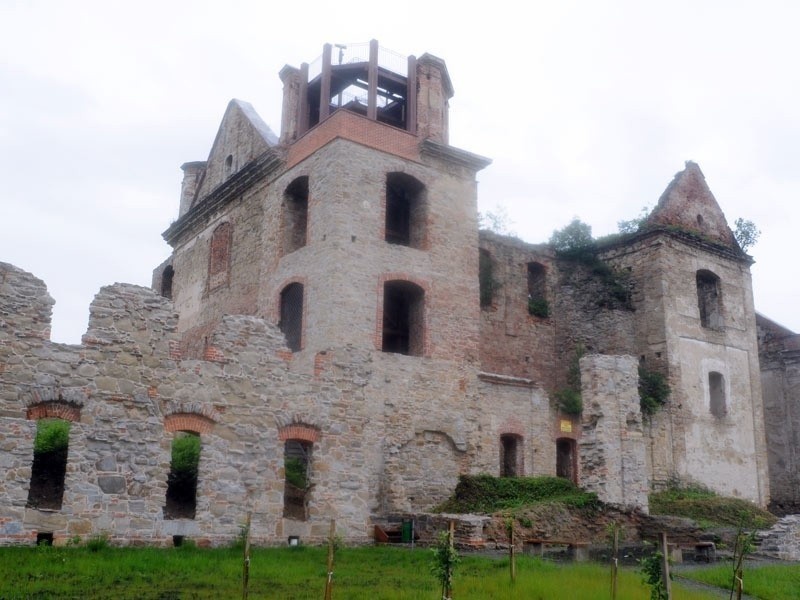 Zagórz - wieża widokowa w ruinach klasztoru (345 m n.p.m.)...