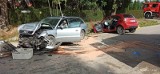 Groźny wypadek na skrzyżowaniu w Sukowie. Trzy osoby trafiły do szpitala, życia jednej nie udało się uratować 