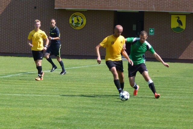 Konrad Romańczyk (zielona koszulka) strzelił w meczu przeciwko Jantarowi Ustka dwa gole. Leśnik Manowo ograł rywala 5:0.
