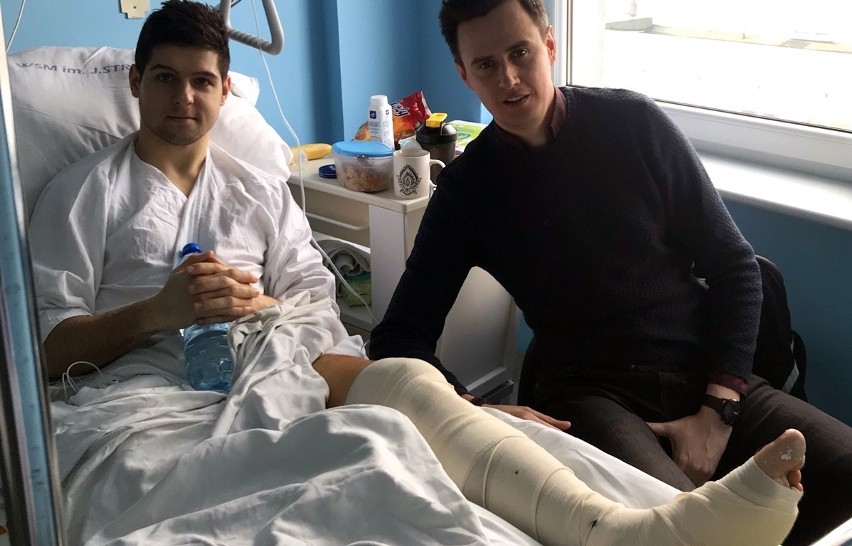 Bandycki faul w sparingu. Piłkarzowi Huraganu Pobiedziska złamano nogę.  Sprawca wcześniej chwalił się, jak robi "sanki" na hali | Gol24