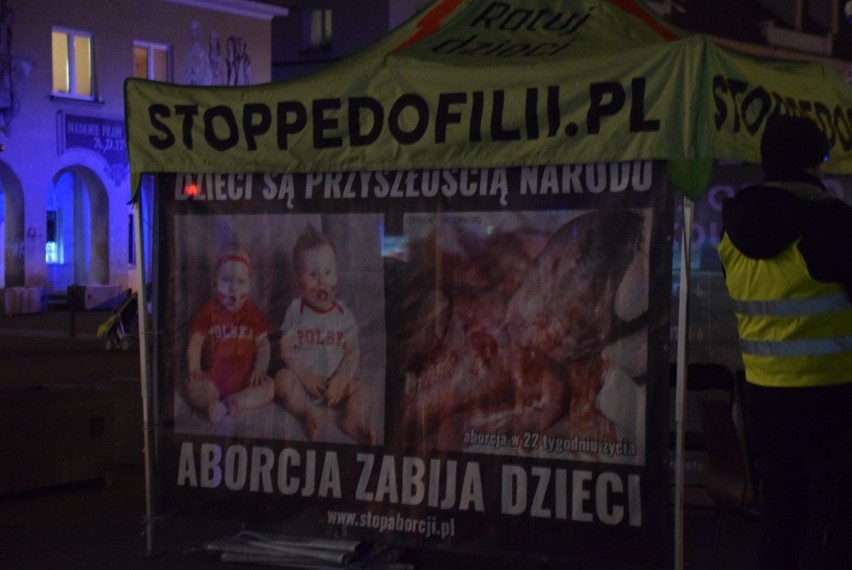 Namiot "Stop pedofilii" na spotkaniu z Mikołajem w Białymstoku. Hasła przeciwników aborcji przeplatały się z kolędami (ZDJĘCIA)