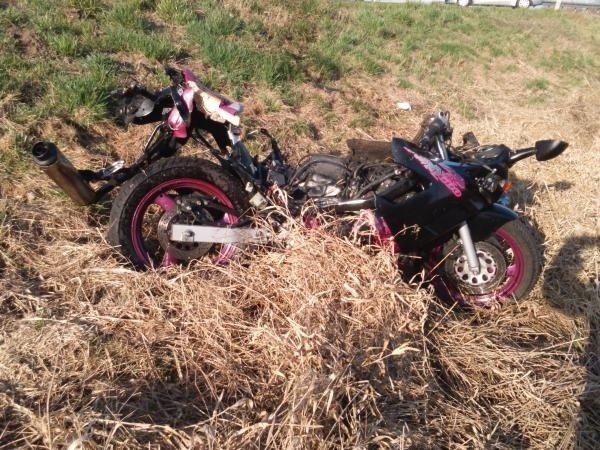 Motocyklista zmarł na miejscu wypadku.