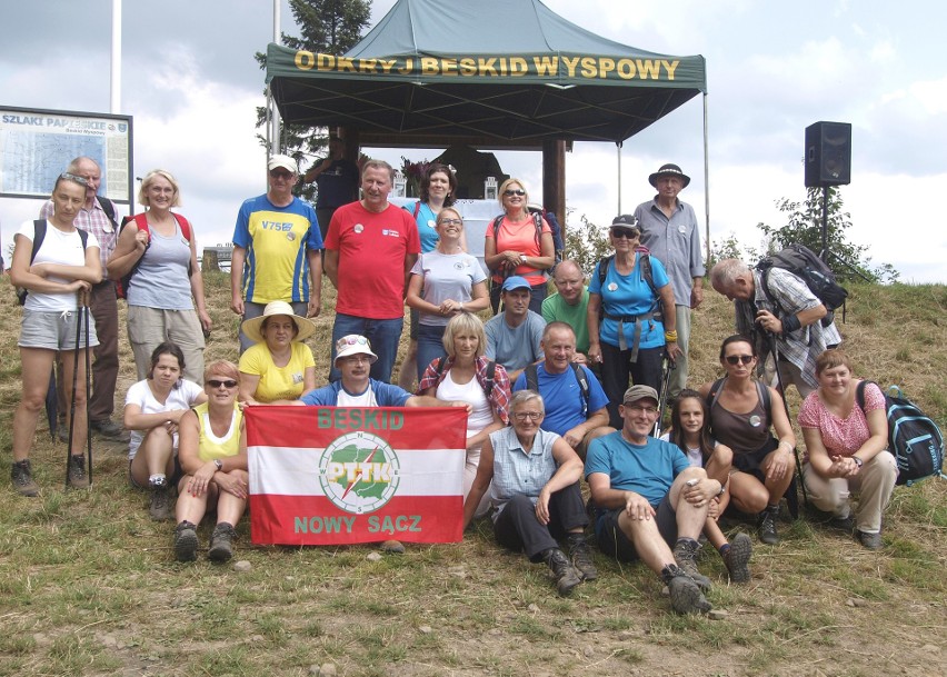 Odkryj Beskid Wyspowy. W niedzielny poranek wspięli się na Szczebel. Bardzo liczną grupę stanowili najmłodsi turyści [ZDJĘCIA]