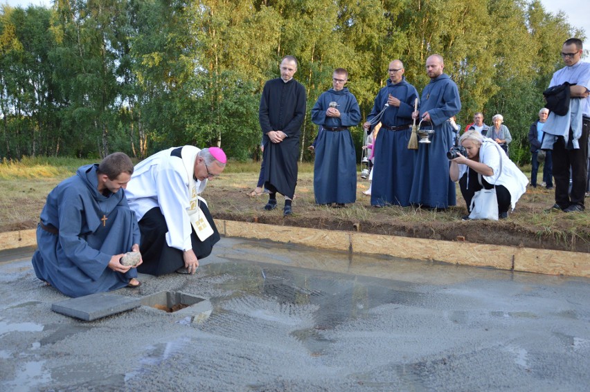 We wtorek, 6.08.2019 r. odbyło się wmurowanie kamienia oraz...