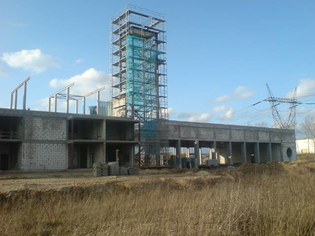 Tak wygląda dziś rozpoczęta w 2005 r. budowa strażnicy przy ul. Walczaka. Za rok - dzięki milionom od wojewody i miasta - będzie prawie gotowa.