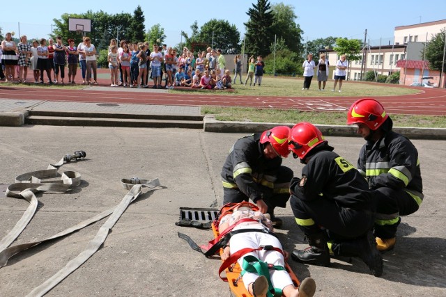 Pożar wybuchł w piwnicy szkoły. Dyrekcja sprawnie ewakuowała uczniów. Miejska placówka, do której chodzi największa ilość dzieci, była zagrożona. Na dodatek w pomieszczeniu znajdowała się ranna nauczycielka. Strażacy, dwa zastępcy z PSP Lipno, błyskawicznie pojawili się na miejscu. Szybkie działanie przyniosło efekty. Nauczycielka została ewakuowana, a pożar ugaszony. Do działań użyto również podnośnika. Na szczęście to tylko scenariusz ćwiczeń, które przeprowadzono w szkole. Uczniowie do końca nie wiedzieli, czy pożar jest naprawdę.  - Takie ćwiczenia musimy mieć co jakiś czas. Poznajemy obiekt, by w razie zagrożenie sprawniej działać - tłumaczył bryg. Jerzy Fydrych, dowódca JRG w Lipnie. Po ćwiczeniach wszyscy bezpiecznie wrócili do szkoły. Starsi uczniowie na sali gimnastycznej brali udział w zajęciach z udzielania pierwszej pomocy, które zorganizowała firma P.H.U. Drwal BHP i P.POŻ.Pogoda na dzień (21.06.2016) | KUJAWSKO-POMORSKIETVN Meteo Active