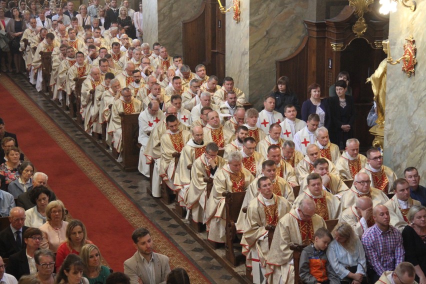 Dziesięciu diakonów wyświęconych przez biskupa Jana Piotrowskiego w Bazylice Katedralnej na kapłanów