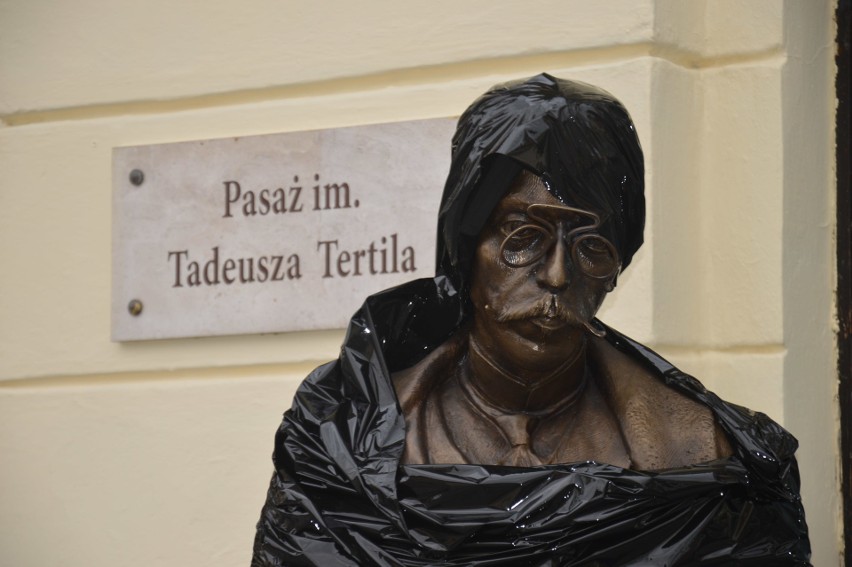 Pomnik Tadeusza Tertila stanął na płycie Rynku obok wejścia...