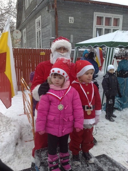Święty Mikołaj szczególnie nagrodził najmłodsze, 3-letnie uczestniczki biegu: Patrycję Hołowienko (z lewej) i Weronikę Dąbrowską (z prawej)