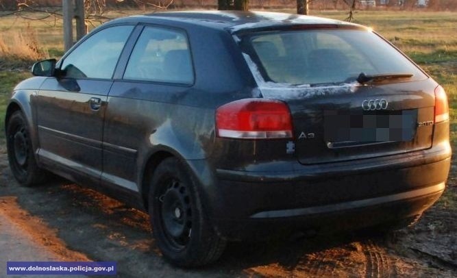 Policjanci znaleźli skradzione audi warte 20 tys. zł. Szukają złodziei