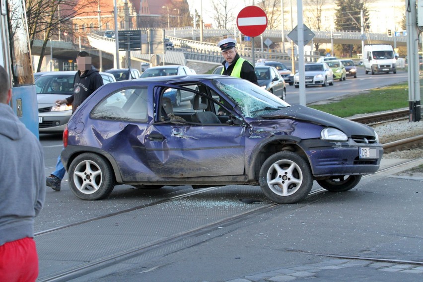 Wypadek na placu Wróblewskiego. Opel corsa wjechał pod tramwaj [ZDJĘCIA]