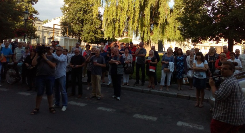 Protest przed siedzibą polityków PiS w Radomiu. Kobiety stanęły w obronie sądów