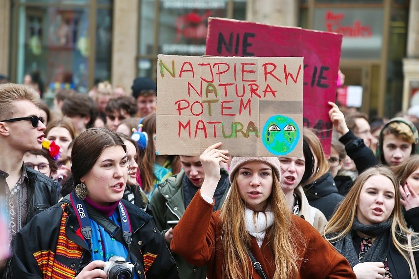 Młodzieżowy strajk klimatyczny w centrum Wrocławia. Uczniowie przeszli Świdnicką (ZDJĘCIA)