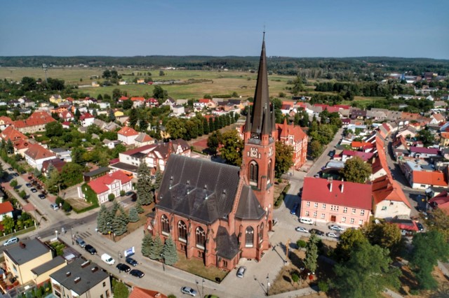 Zabytkowa wieża ciśnień, kościół Przemienienia Pańskiego, plac Wileński - te i inne perełki Drezdenka widać na zdjęciach Grzegorza Walkowskiego. Gorzowianin specjalizuje się w ujęciach z drona. Jego niesamowite kadry można też oglądać na Facebooku: Niesamowite Lubuskie. Spójrzcie na Drezdenko z góry i przypomnijcie sobie, jakie bywa słoneczne i skąpane w zieleni... Polecamy wideo: Jezioro Głębokie koło Międzyrzecza. Zobacz kąpielisko z lotu ptaka!