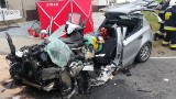 Groźny wypadek w Ligocie Dolnej. Samochód osobowy zderzył się z ciężarówką. Jedna osoba nie żyje