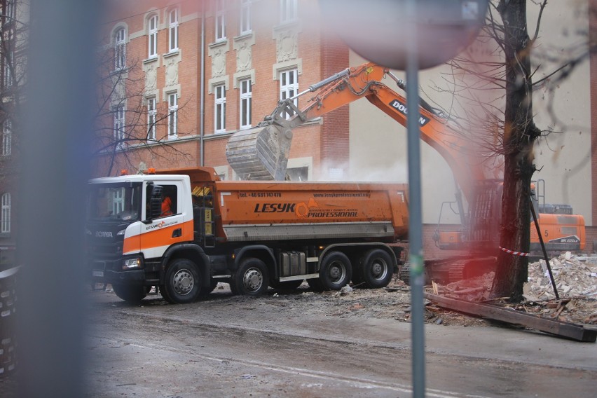 Trwa rozbiórka zniszczonego budynku. Zachowana zostanie...