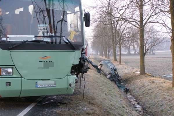 W zderzeniu autobusu z oplem zginęła jedna osoba.