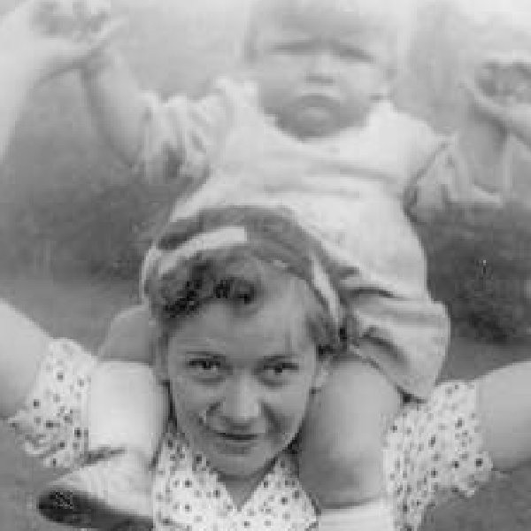 1 września 1939 roku. Anna Jachnina traci dwuletnią córkę Lalę, która umiera z powodu długiej i ciężkiej choroby. – Coś ciężkiego zwala się na mnie. W głowie pustka. Poruszam się jak automat - pisze Jachnina w „Pamiętniku z oblężenia Warszawy”.