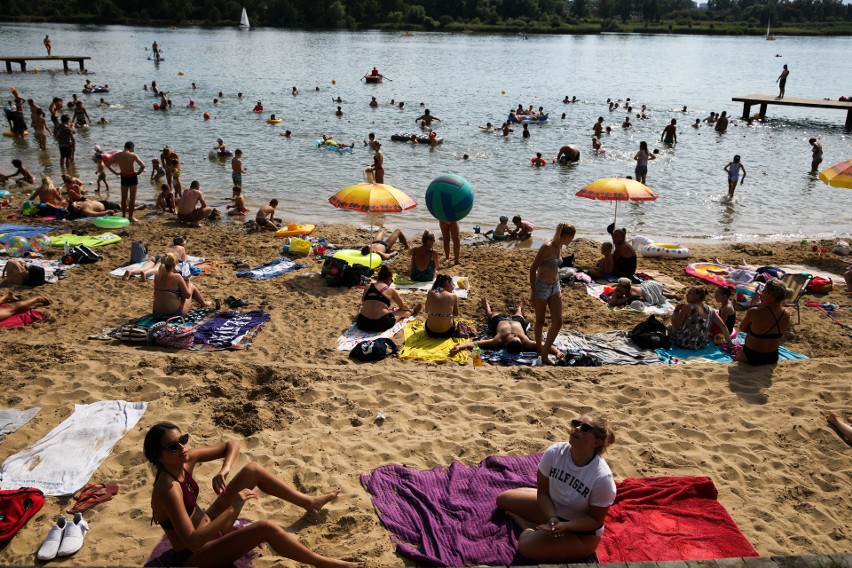 Krakowianie plażują w mieście. Letni sezon nad Bagrami w pełni [ZDJĘCIA]