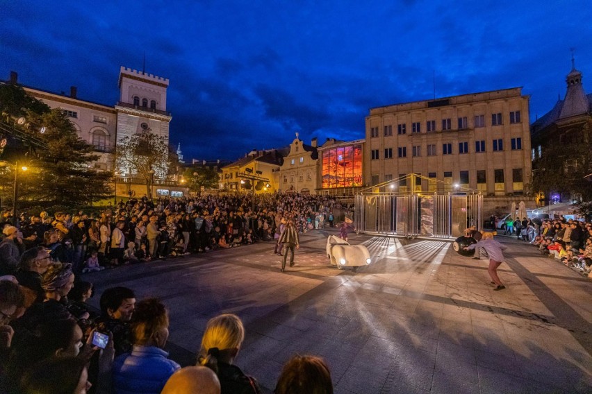 Lalkarze opanowali centrum miasta....