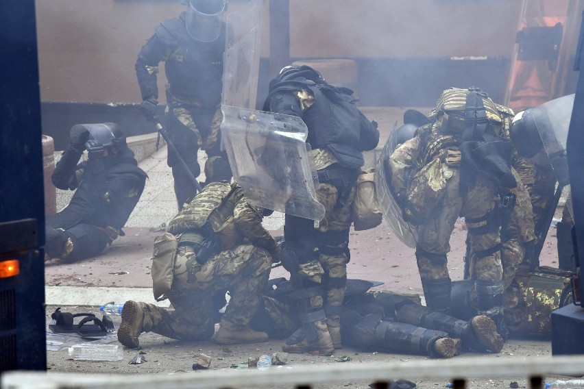 Zamieszki w Kosowie. Serbscy demonstranci starli się z policją i siłami misji pokojowej. Ranni zostali żołnierze NATO - ZDJĘCIA